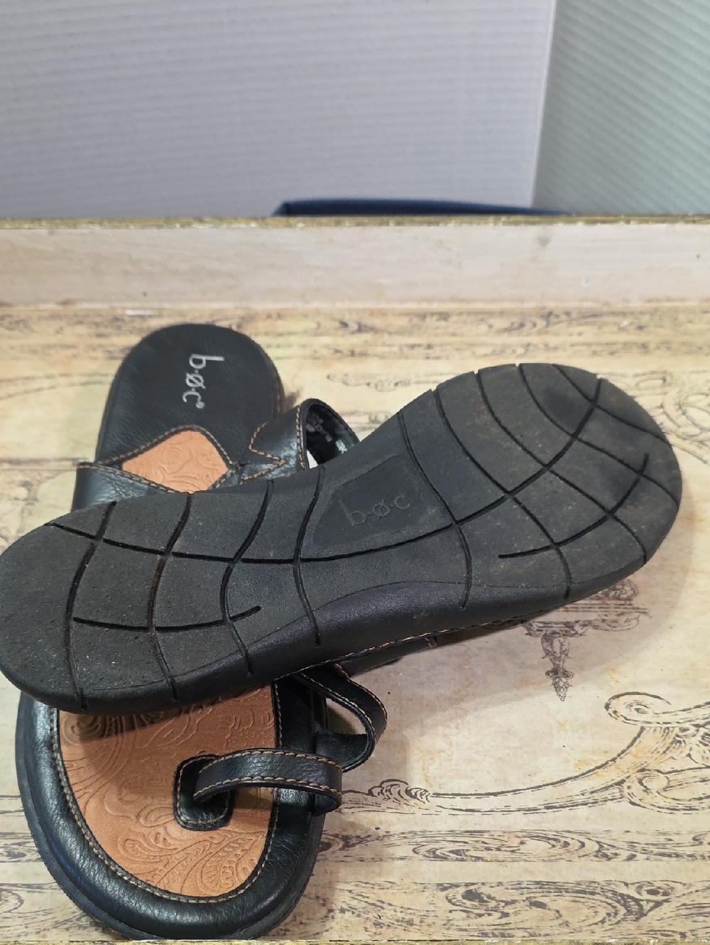 Born b.o.c. Black Leather Slide Sandals with Tan Embossed Footbed 9 - Picture 3 of 4